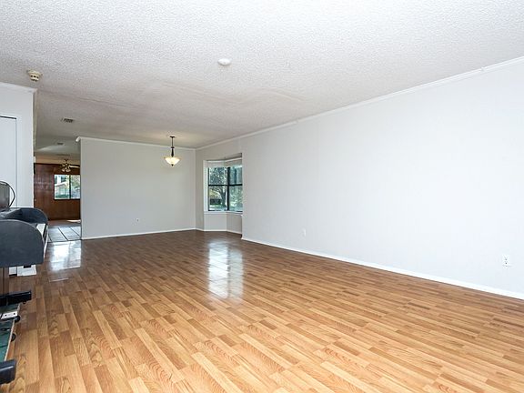 5th image of 1736 Delaford Dr