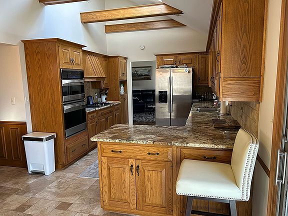 3rd image of 850 Oakwood Ln