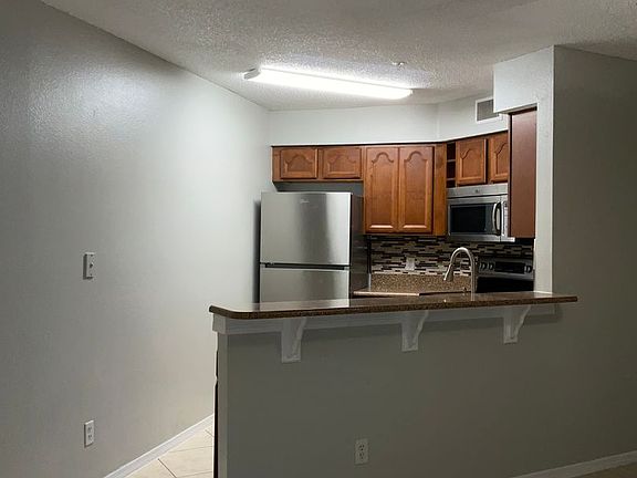 5th image of 3900 Southpointe Dr APT 121