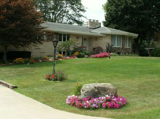 15105 High Knoll Ln, Brookfield, WI 53005