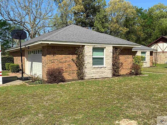 3rd image of 400 Village Ln