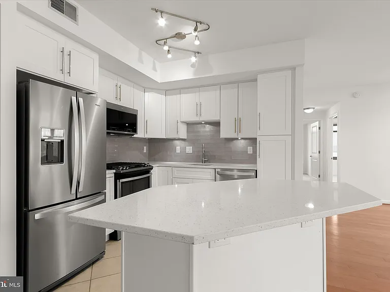 1021 Garfield St #905 — Photo 8
