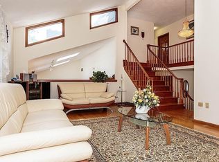 100 Lauricella Ln, Waltham, MA 02452