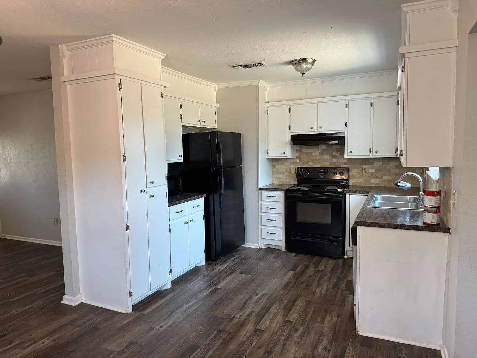 3 bed, 1.0 bath, 1056 sqft, $1,300 — Photo 3