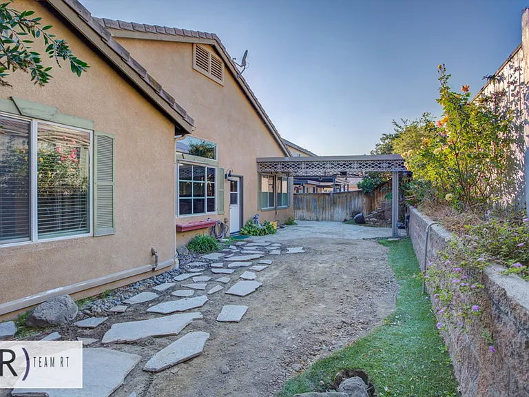 13724 Beaconsfield Ln — Photo 37