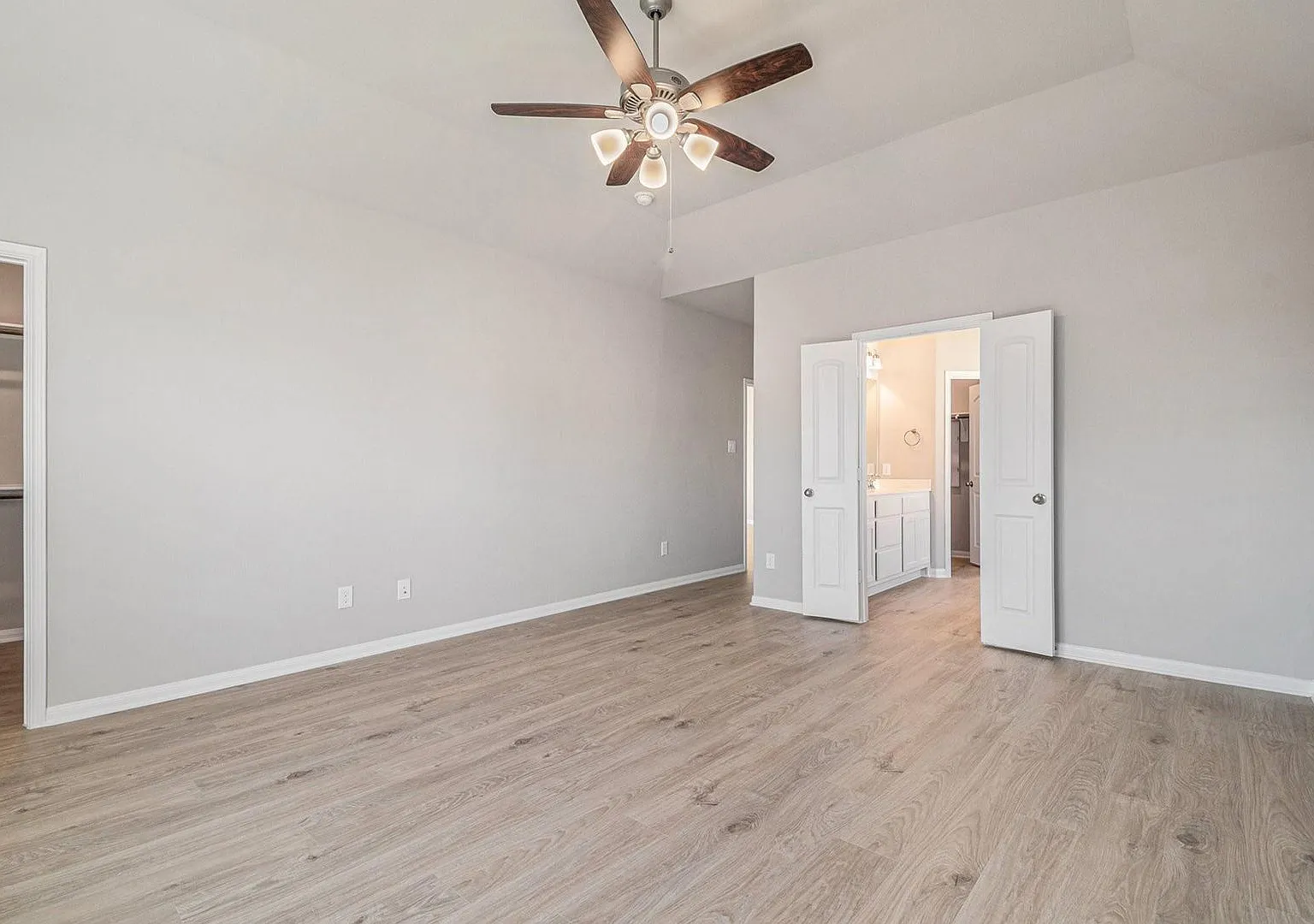 Never Lived In Spacious 4 Bedroom In Clear View Estates — Photo 4