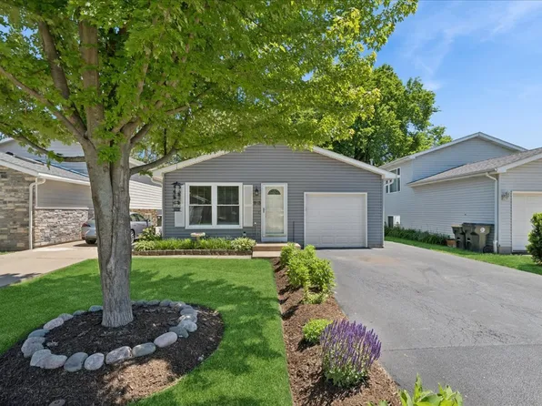 313 Maple Ln, Round Lake, IL 60073