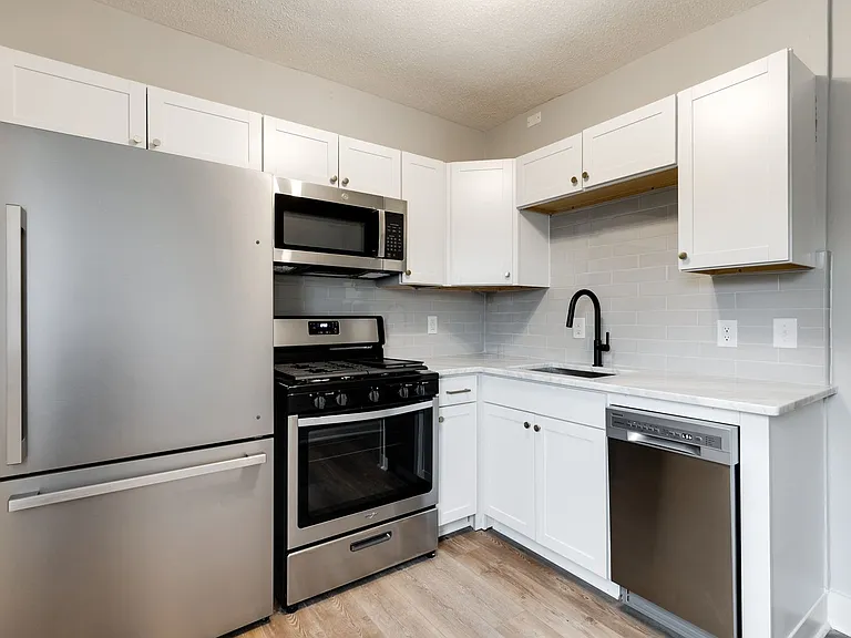 Great Renovated Two Bedroom Apt in the Heart of Church Hill — Photo 24