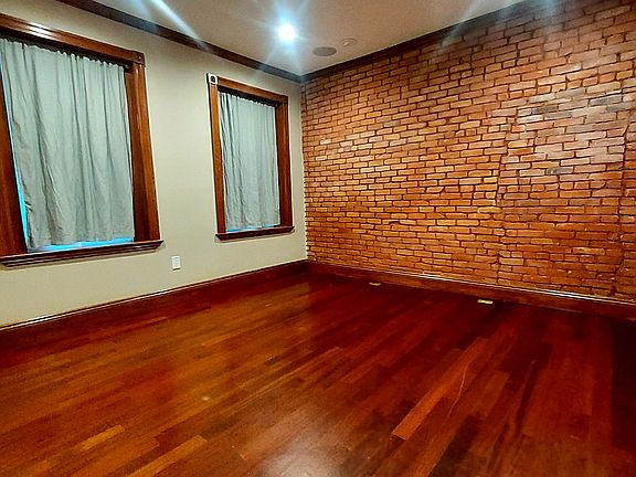 2nd image of 9 Strathmore Rd APT 4