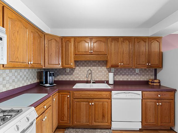 5th image of 40 Kelly Dr.
