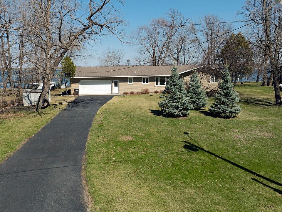 1st image of 584 Shorewood Dr