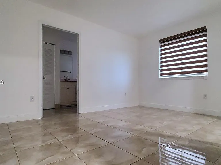 1627 NW 18th St #310 — Photo 8