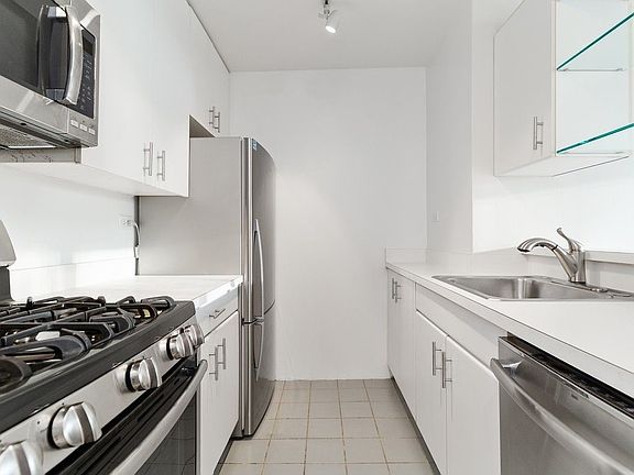 3rd image of 400 E 71st St APT 19K