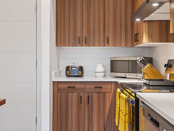 Model Unit Shown (1 Bed 1 Bath) Similar Units: 114, 228, 328,327 *Unit features vary. Inquire with our leasing office to schedule a tour!