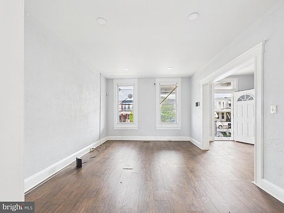 4th image of 2112 N Pulaski St