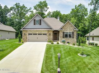 19 Oak Leaf Cir, Crossville, TN 38558