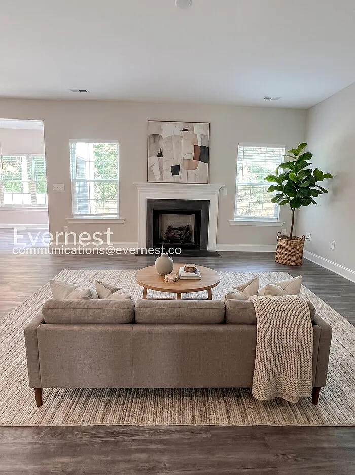 4 bed, 3.5 bath, 2363 sqft, $2,545 — Photo 3