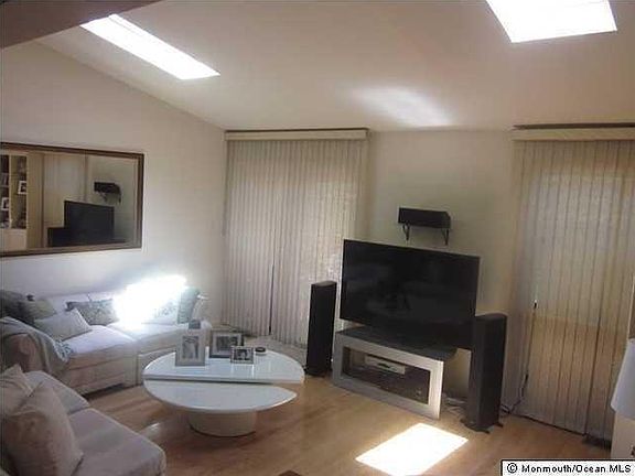 5th image of 172 Longwood Dr