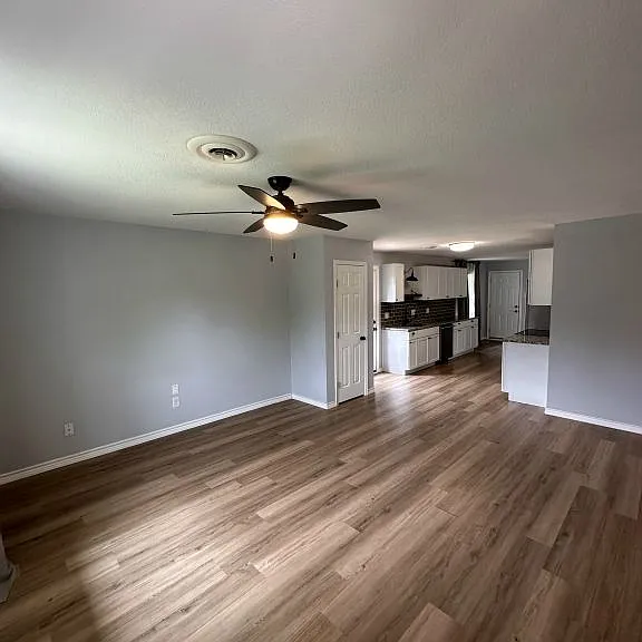 105 E Cherokee Dr — Photo 3