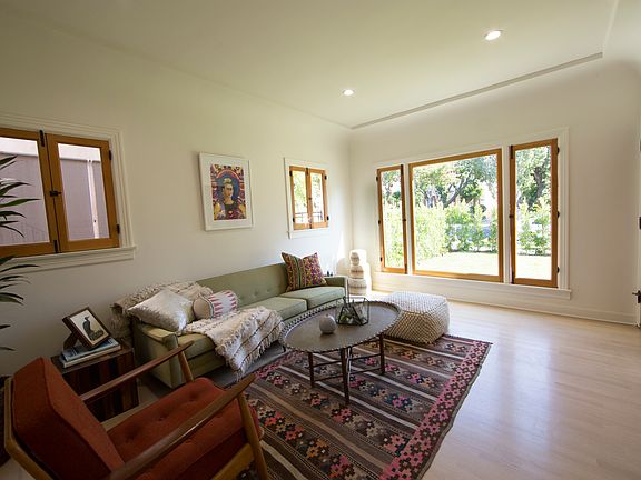 4th image of 1025 N La Jolla Ave