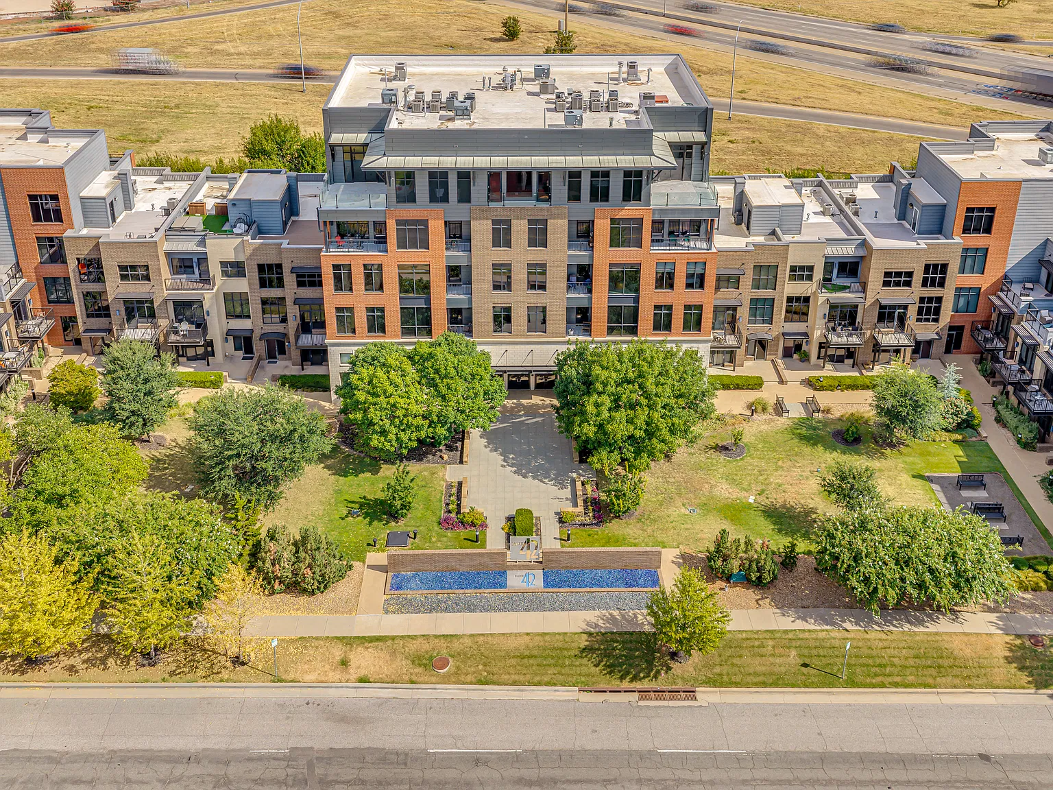 1 bed, 1.5 bath, 880 sqft, $1,650 — Photo 1