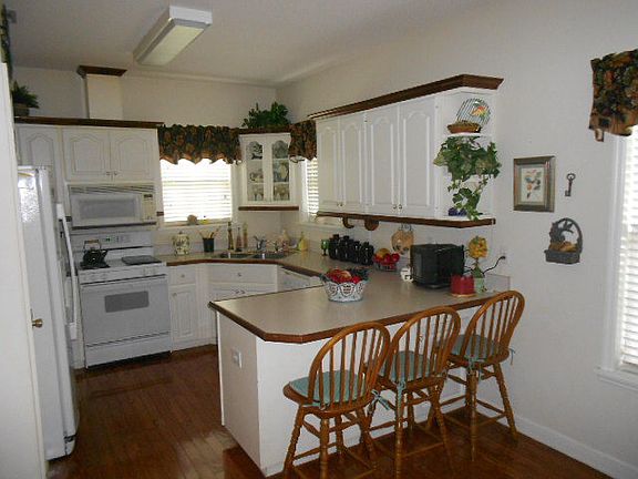 5th image of 3545 Victoria Dr