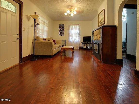 3rd image of 12 Evanston Ave