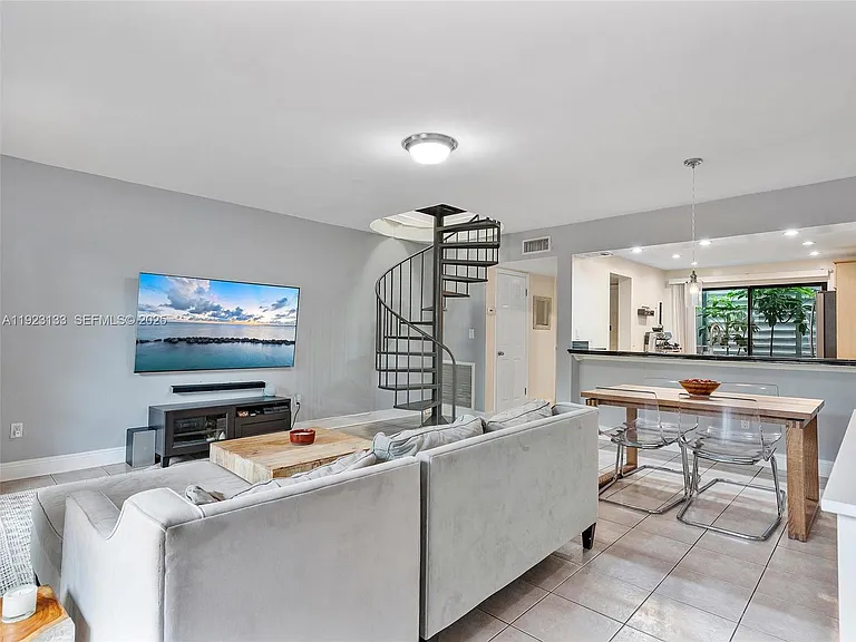 515 NE 38th St #10 — Photo 32