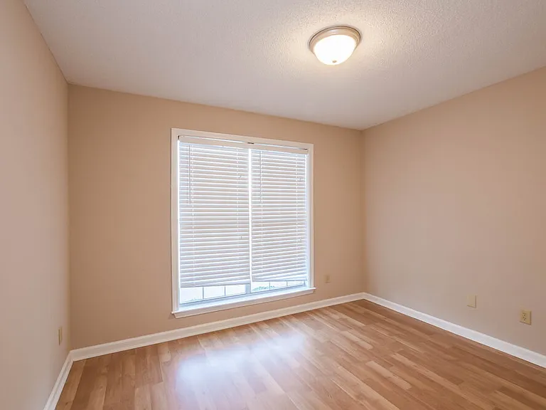 1513 Pemberton Ln — Photo 10