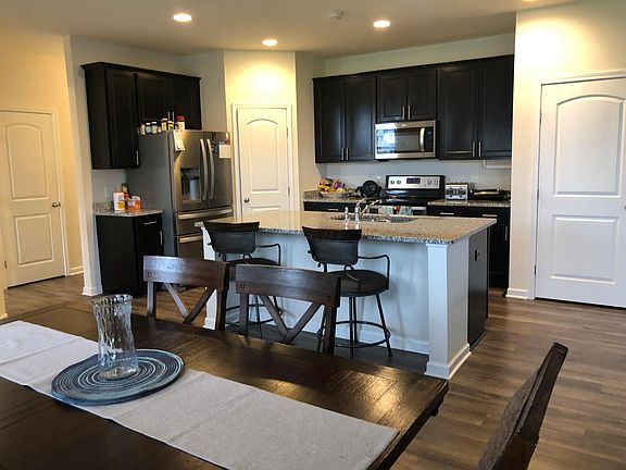 5th image of 827 Admiral Dr