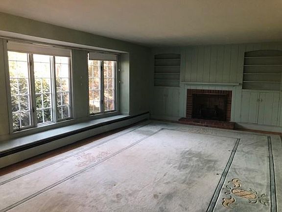 2nd image of 33 Wyndhurst Dr