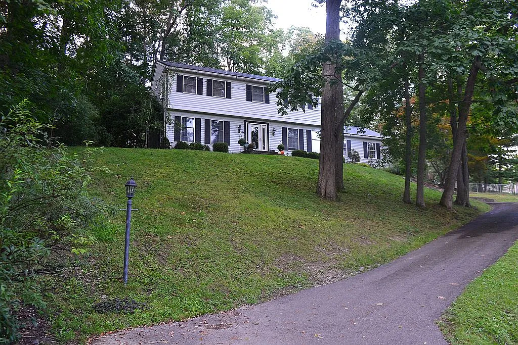 10 Courtly Cir photo 1