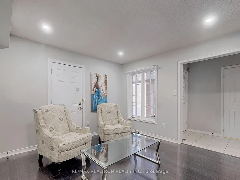 8 Estoril St #UPPER — Photo 28