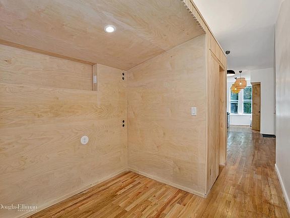 4th image of 310 E 105th St APT 1