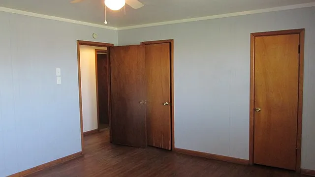 FRONT BEDROOM 
OPEN DOOR TO HALL 
2 CLOSET DOORS