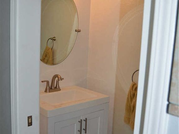 4th image of 1380 W 48th St Unit 59