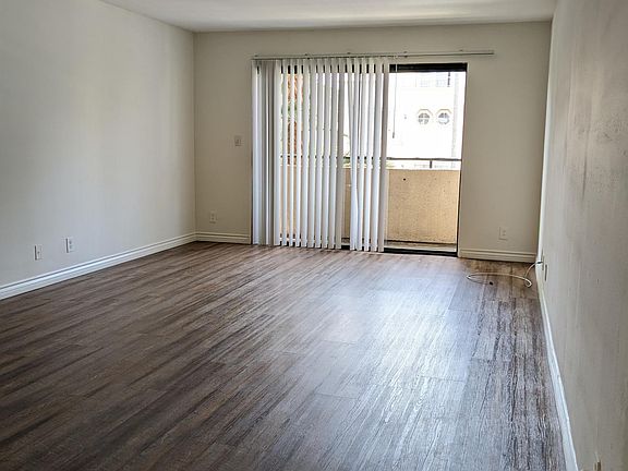 4th image of 326 S Manhattan Pl #101