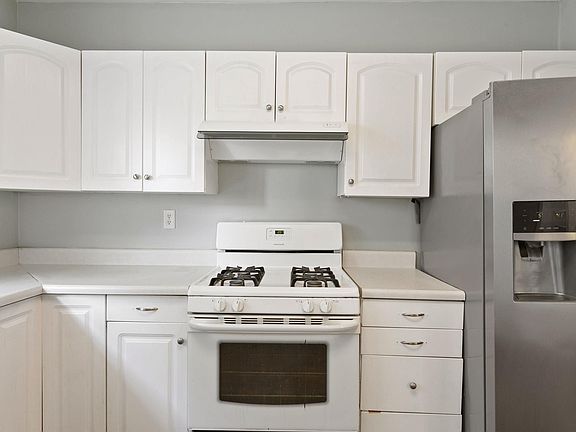 5th image of 842 E 4th St