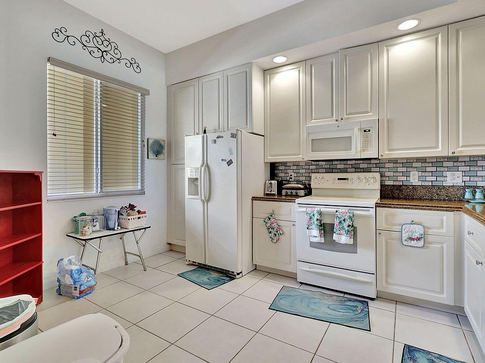 1st image of 1 Harbour Isle Drive E #204
