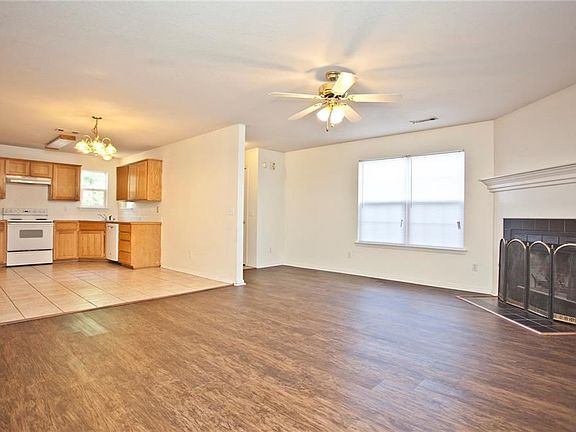 2nd image of 905 SW Tunbridge Dr