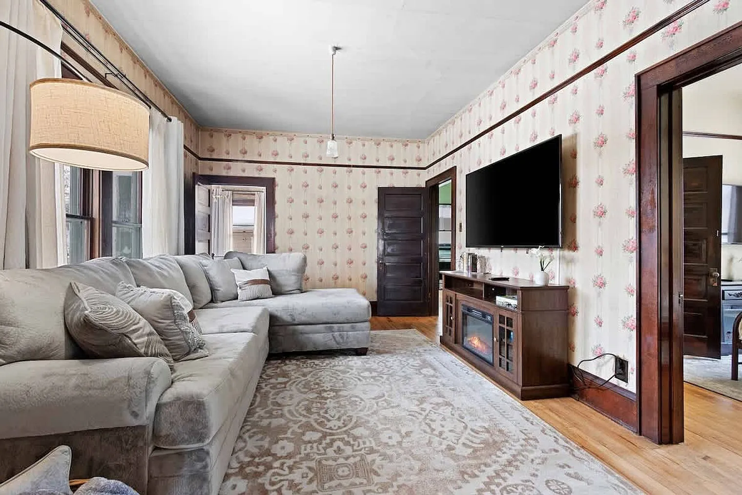 3 bed, 1.0 bath, 10763 sqft, $2,827 — Photo 4