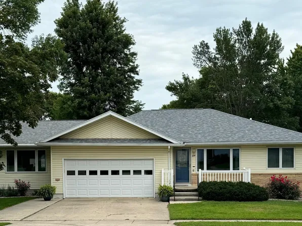 1215 E McGregor St, Algona, IA 50511