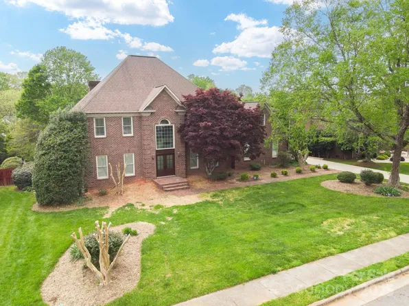 345 41st Avenue Pl NW, Hickory, NC 28601