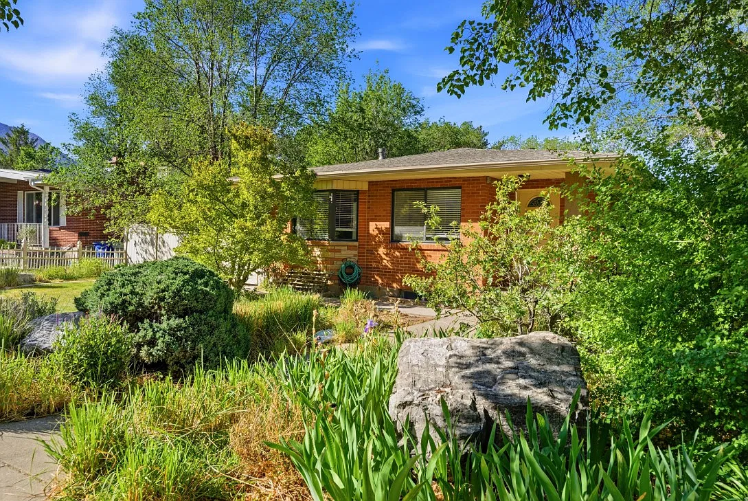4 bed, 2000 sqft, $3,000 — Photo 1