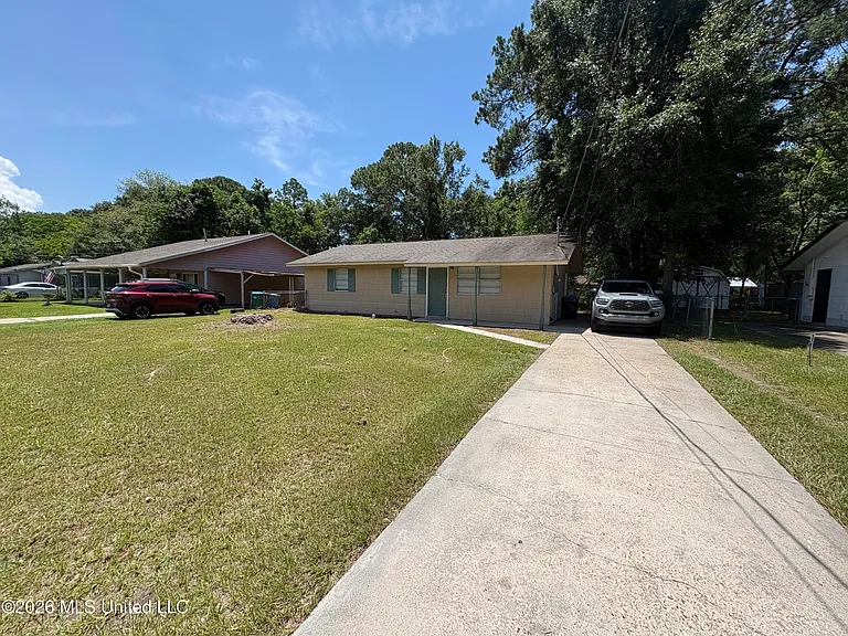 227 Linda Dr — Photo 2