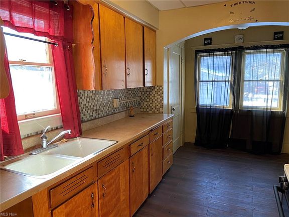 5th image of 1000 Hollywood St NE