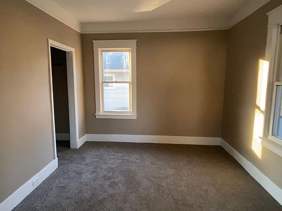 4th image of 602 S Elm St