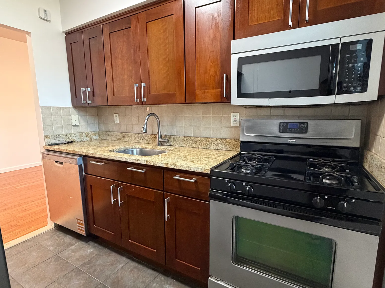 1 bed, 900 sqft, $2,200 — Photo 3
