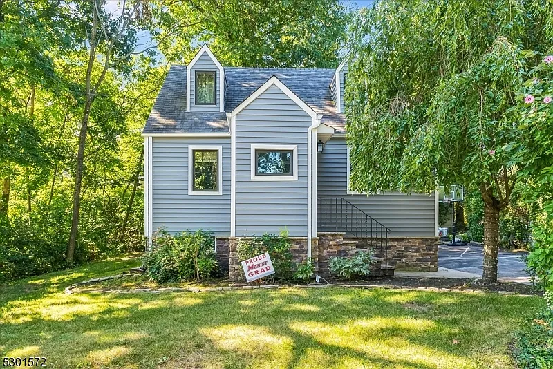 95 Algonquin Ave photo 1