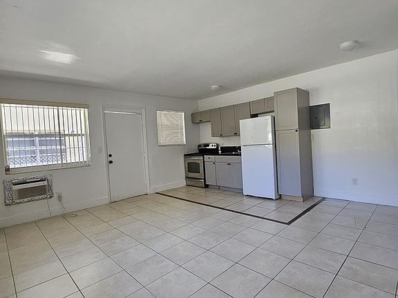 4th image of 2032 NE 168th St Unit 1